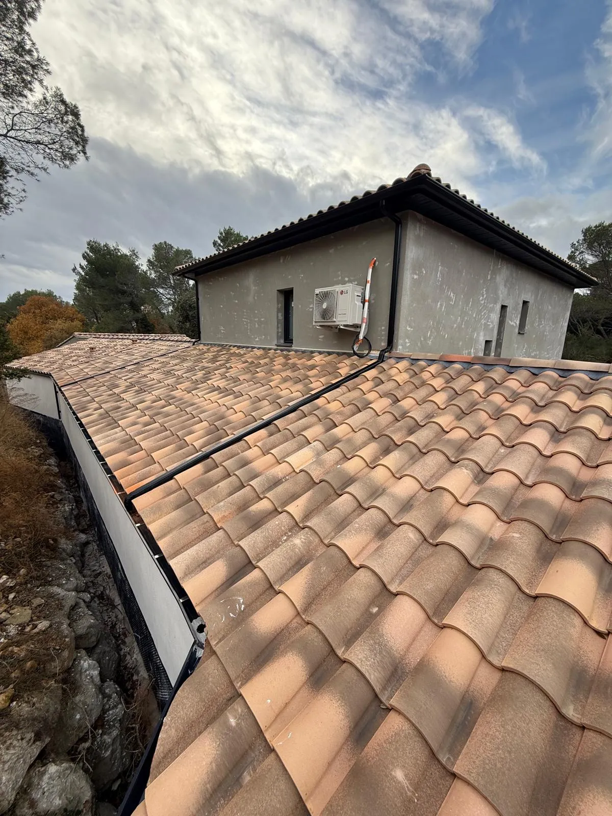 Gouttière aluminium anthracite posée sur toiture tuiles canal — Vaucluse