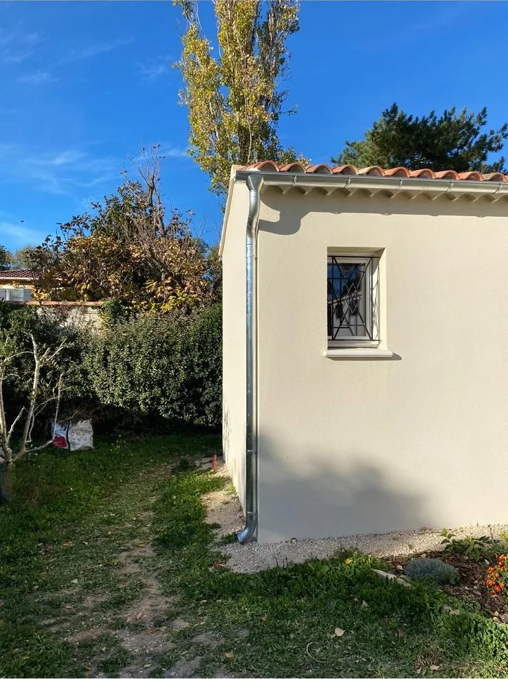 Réalisation gouttière aluminium blanc sur maison provençale — Vaucluse
