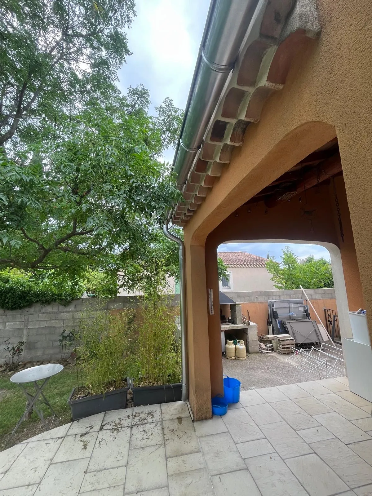Gouttière aluminium blanc sur mas provençal avec terrasse — Vaucluse