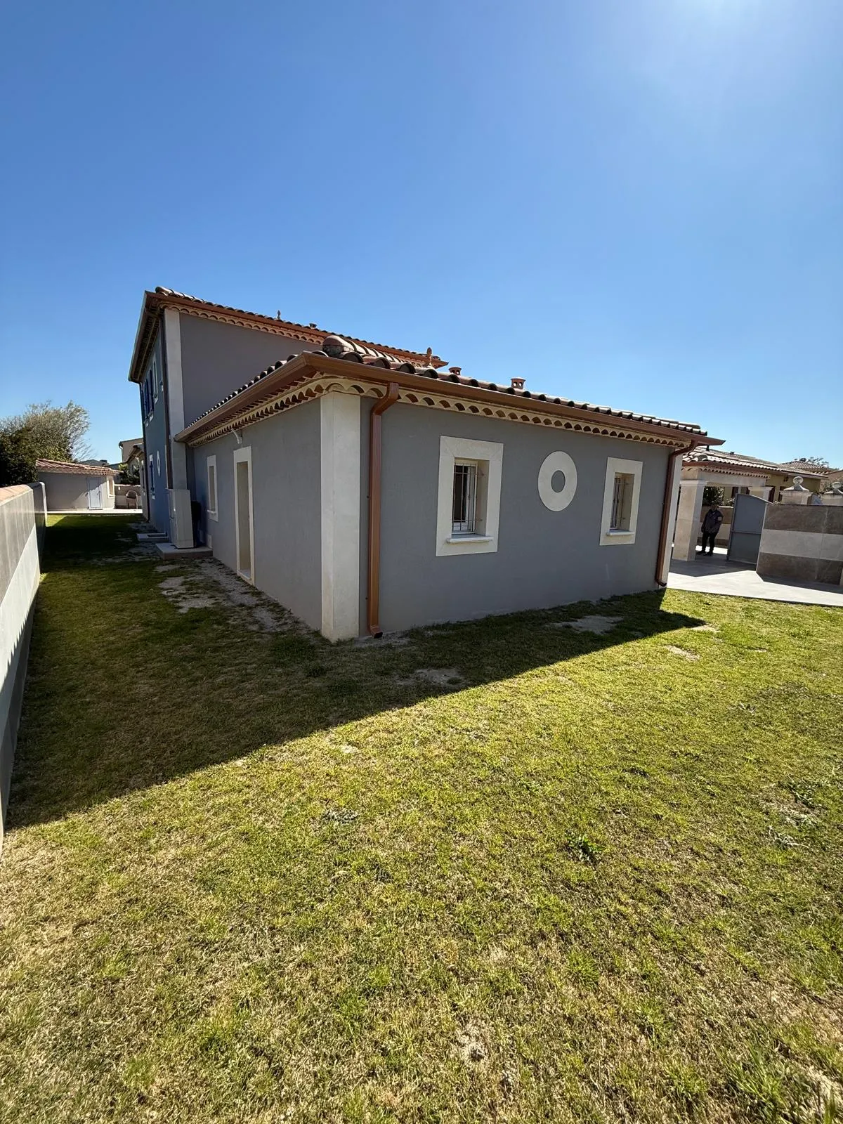 Gouttière aluminium gris villa provençale, tuiles romanes — Vaucluse