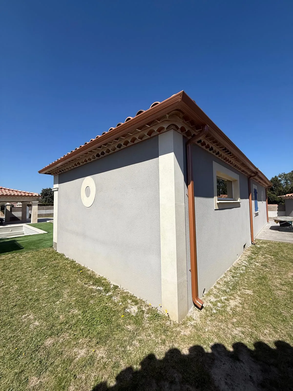 Gouttière aluminium ton terre cuite sur maison provençale — Vaucluse