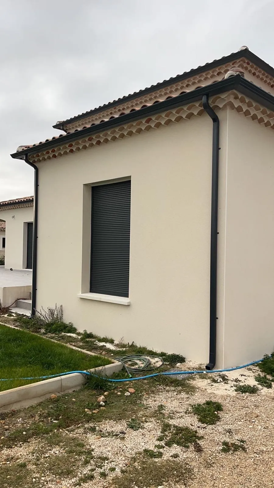 Gouttière et descente aluminium anthracite, villa provençale tuiles — Vaucluse
