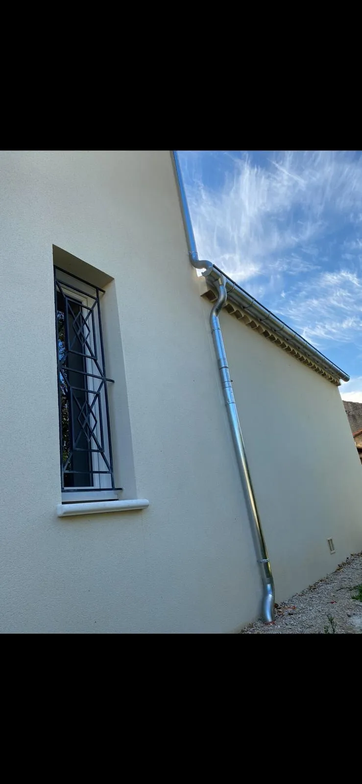Gouttière et descente aluminium gris sur maison provençale — Vaucluse