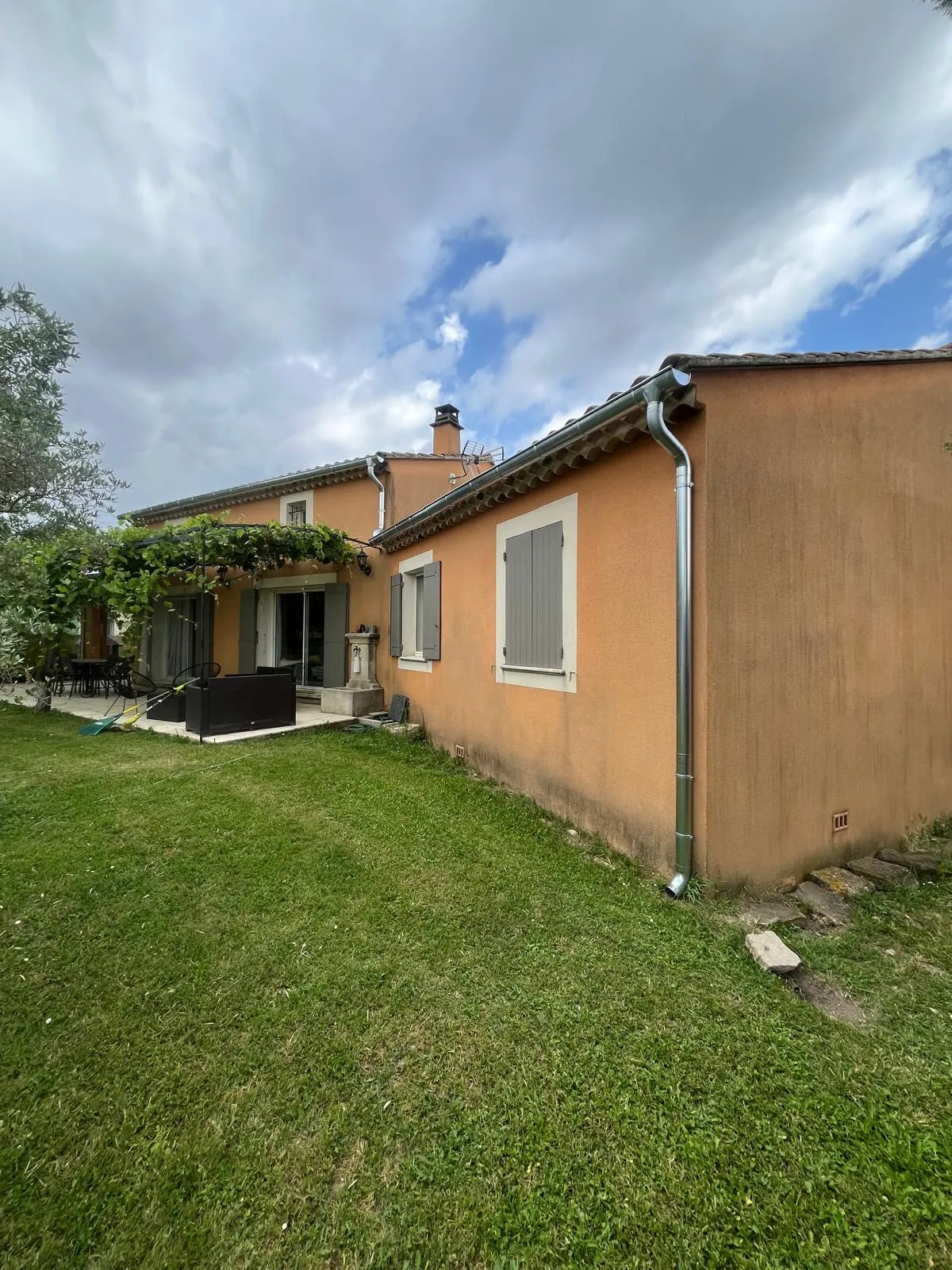 Descente aluminium gris sur mas provençal avec jardin — Vaucluse