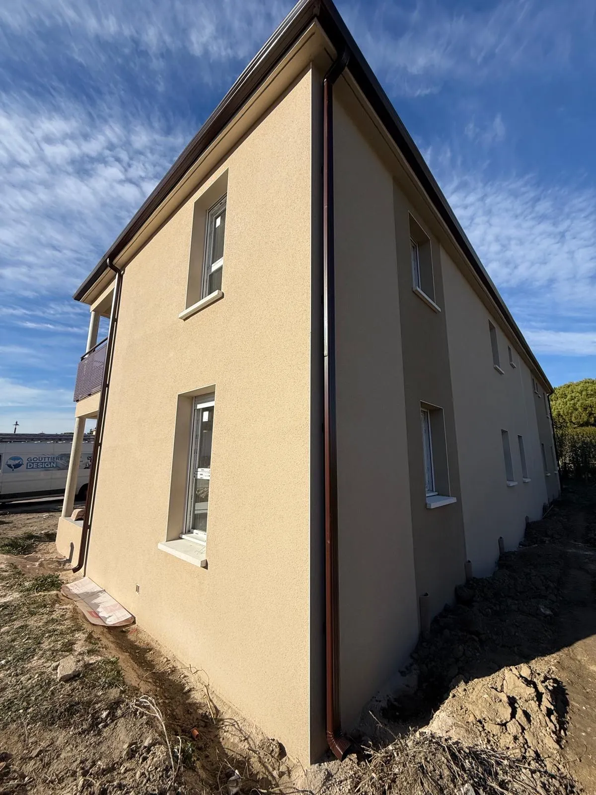 Descente gouttière aluminium marron sur maison neuve — Vaucluse