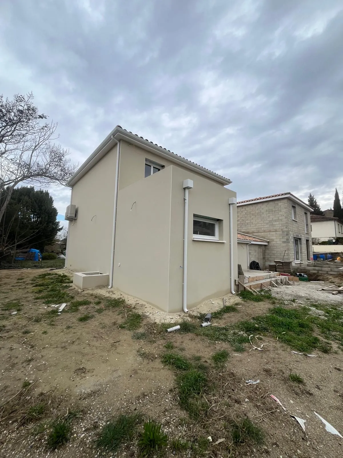 Gouttière et descente aluminium blanc sur maison neuve — Vaucluse