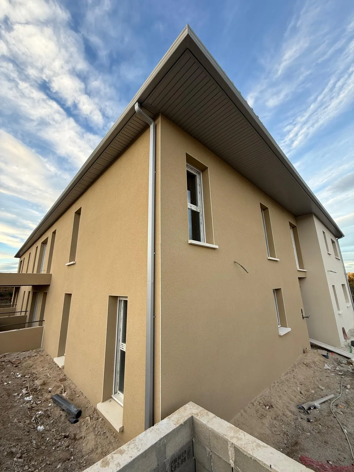 Gouttière descente aluminium gris taupe sur maison neuve — Vaucluse