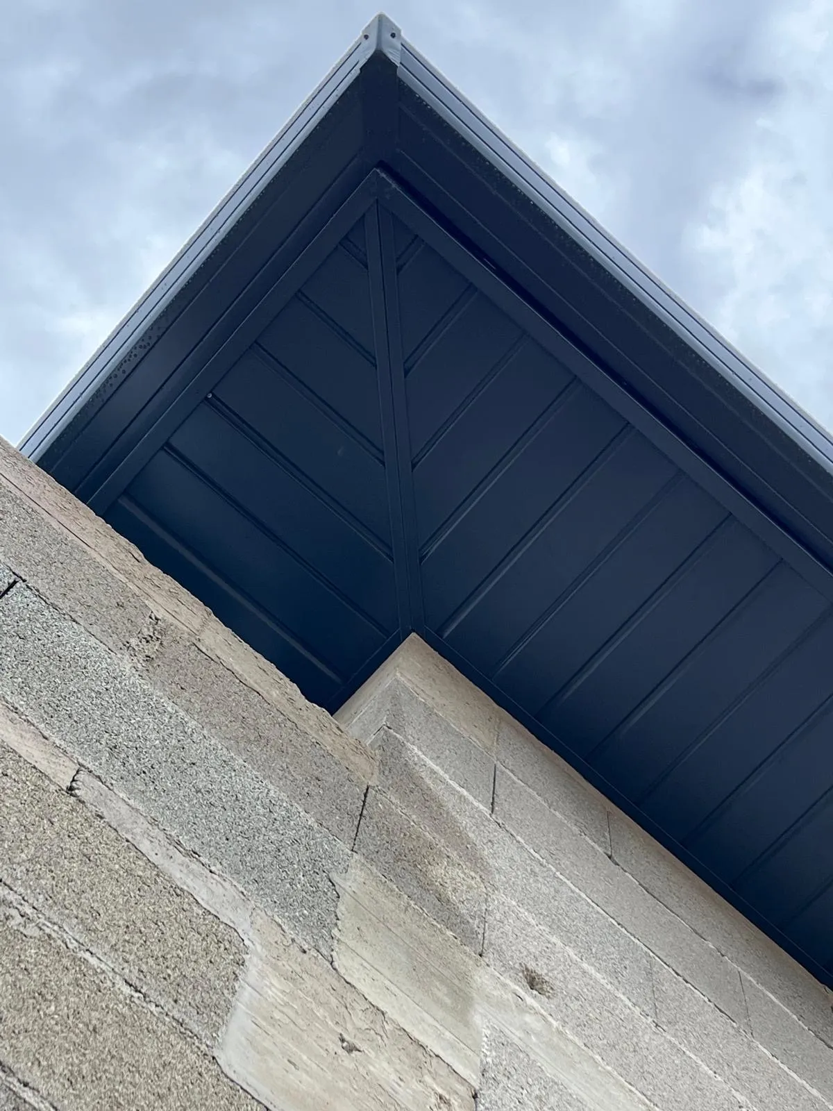 Sous-face aluminium anthracite sur construction neuve angle — Vaucluse