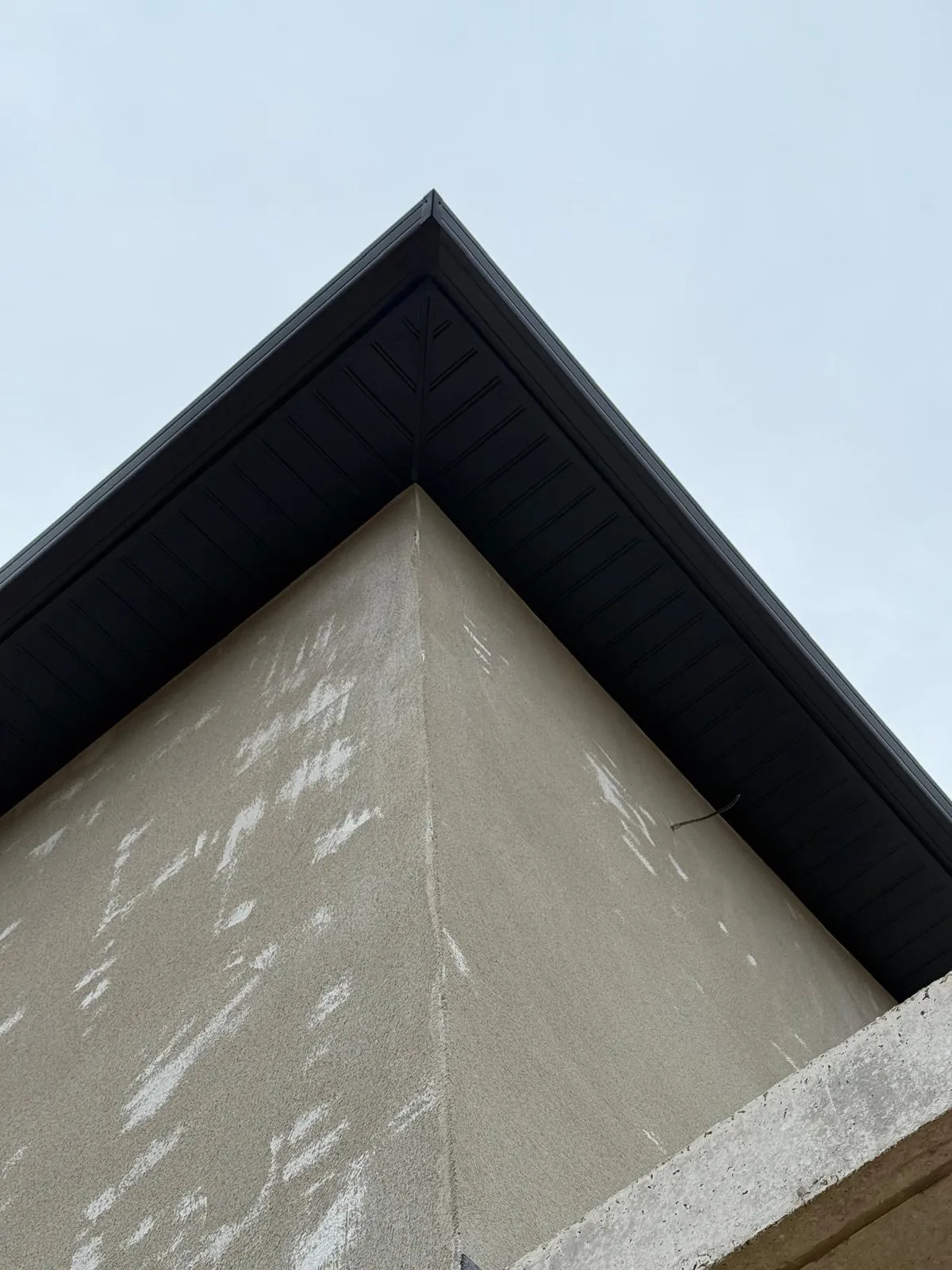 Sous-face aluminium anthracite construction neuve, second angle — Vaucluse