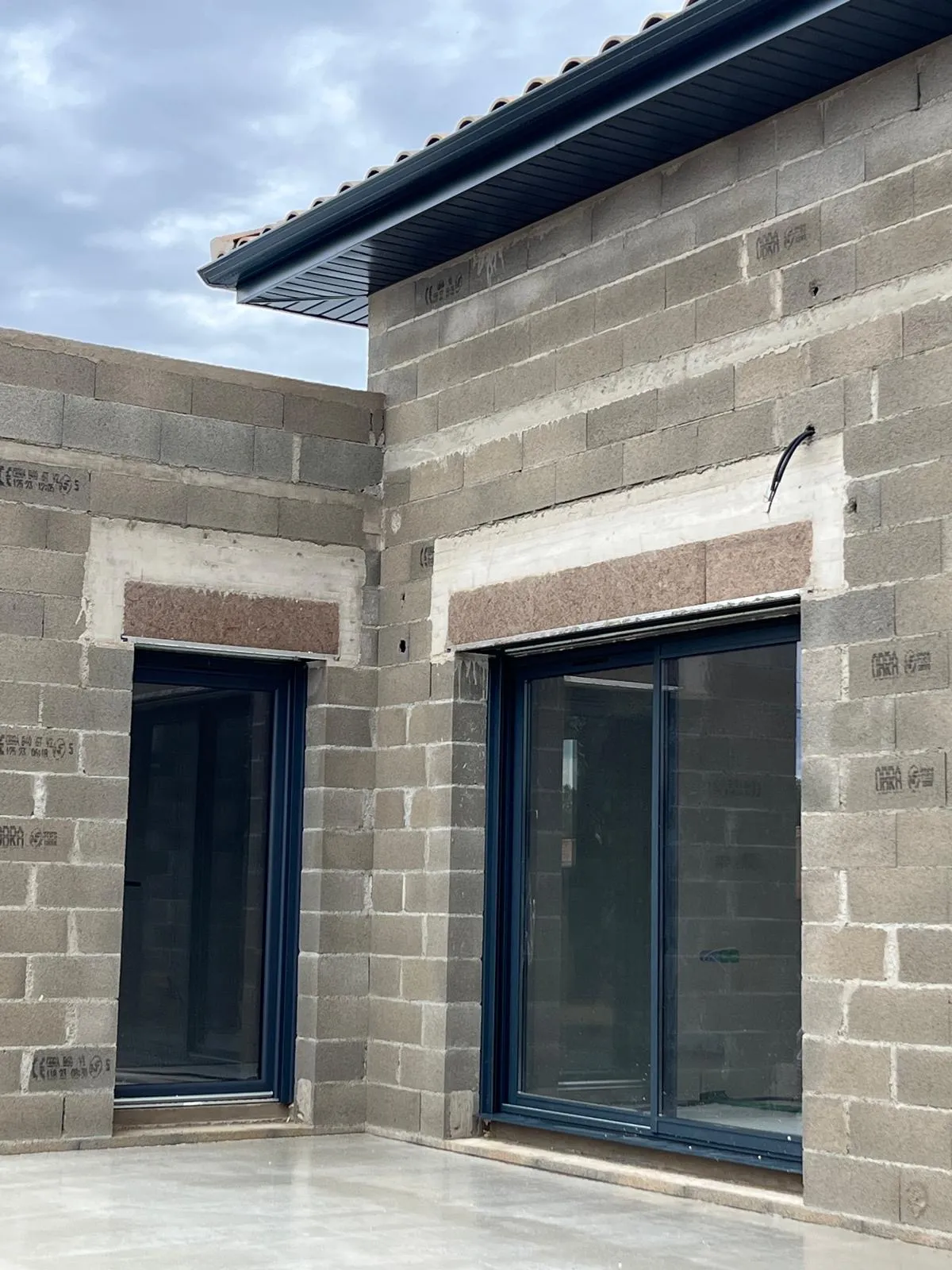 Sous-face aluminium anthracite sur construction parpaings neuve — Vaucluse