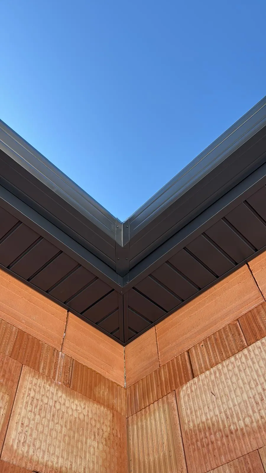 Sous-face bois avec gouttière aluminium anthracite, maison contemporaine — Vaucluse