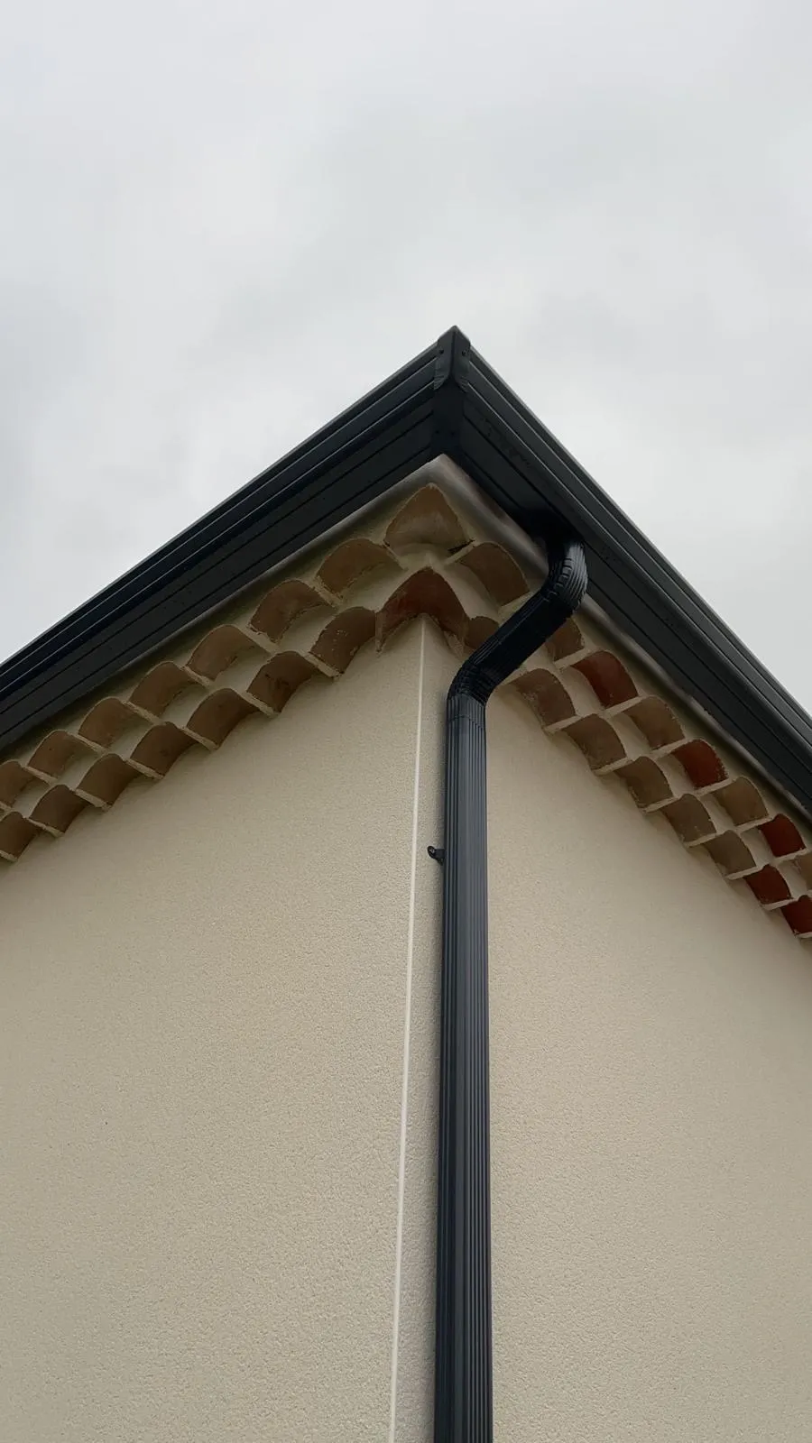 Sous-face gouttière aluminium anthracite maison tuiles, vue détail — Vaucluse