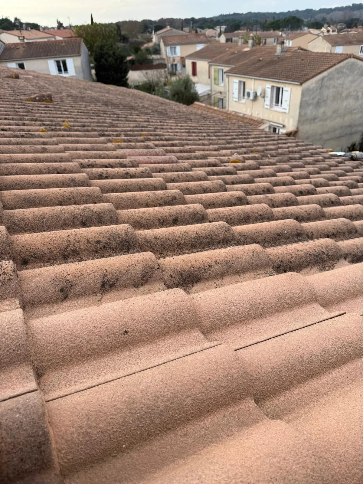 Toiture tuiles encrassées avant démoussage et nettoyage — Vaucluse